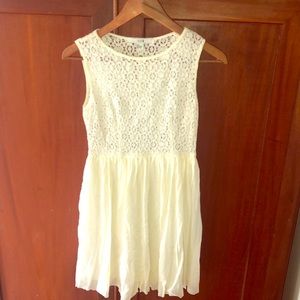 Lace cream dress. Above knee. EUC